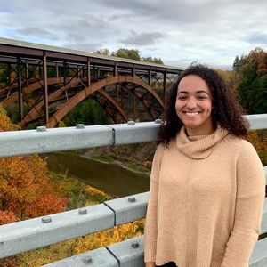 Meet your Posher, Alexis